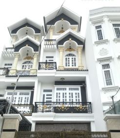 Nhà Bán ở quận Bình Tân, Dt: 4m x 20m, Nhà có sân xe hơi 5m, Tất cả 5 Phòng ngủ, 2 Sân thượng