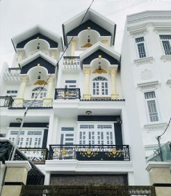 Bán Nhà ở quận Bình Tân, Dt: 4m x 20m, Nhà có sân xe hơi 5m, Tất cả 5 Phòng ngủ, 2 Sân thượng